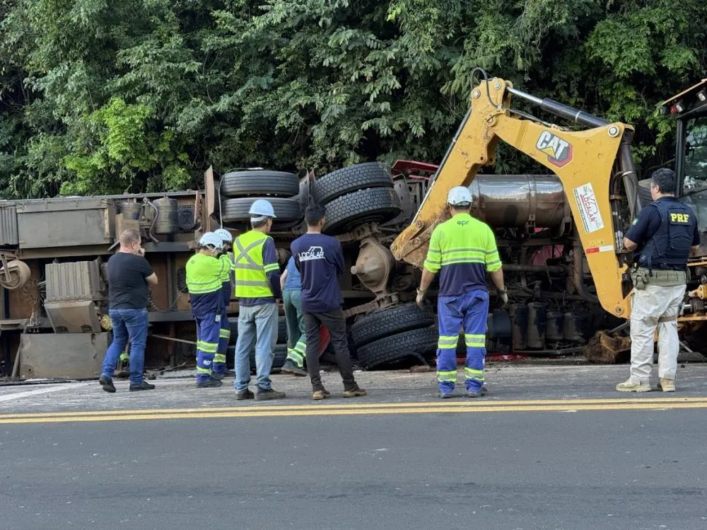 A EPR Igua&ccedil;u utilizou uma retroescavadeira para empurrar o caminh&atilde;o e liberar parcialmente a pista.