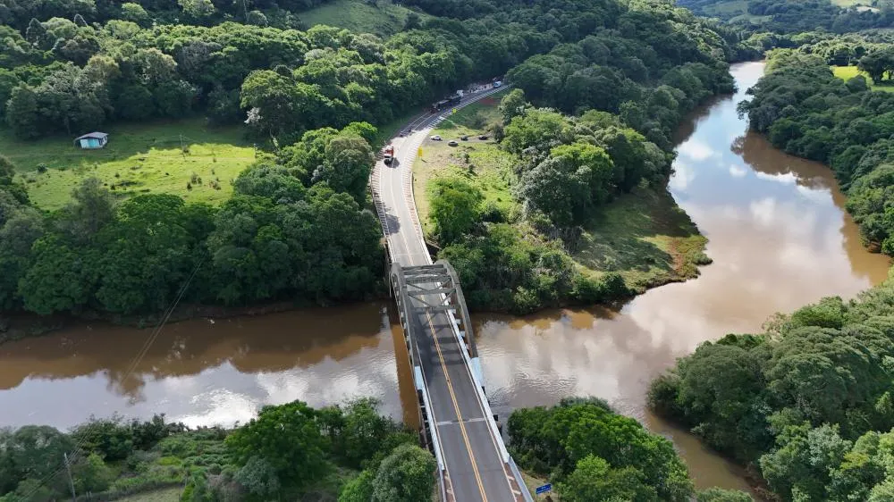 A curva fechada logo ap&oacute;s a ponte do Rio Cavernoso &eacute; considerada um dos trechos mais cr&iacute;ticos da regi&atilde;o.