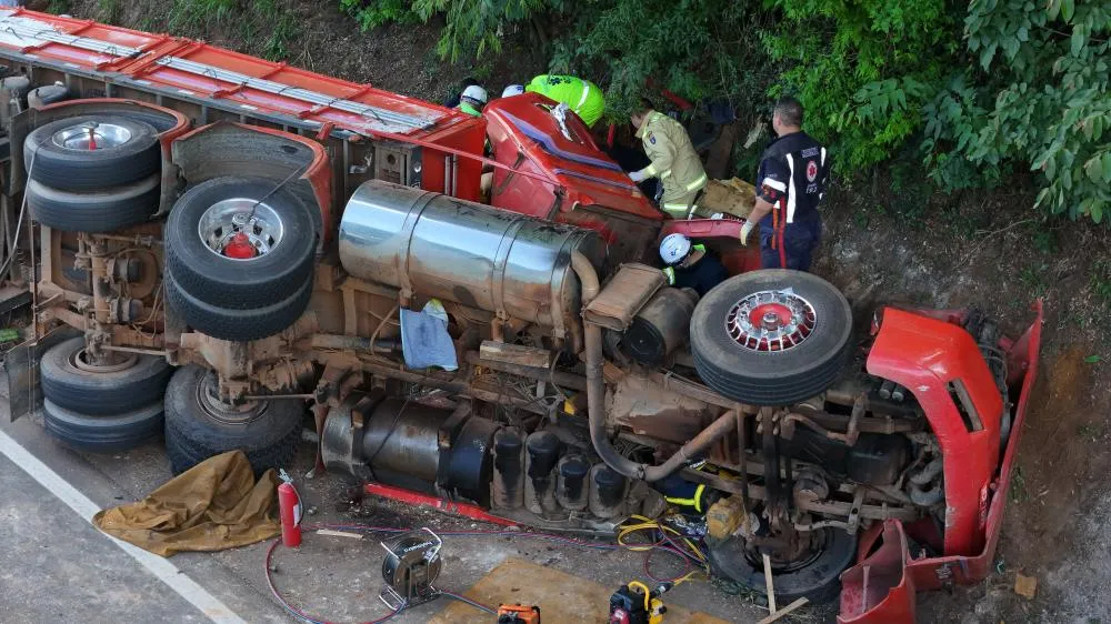 Equipes trabalharam por mais de duas horas para tentar salvar o caminhoneiro.