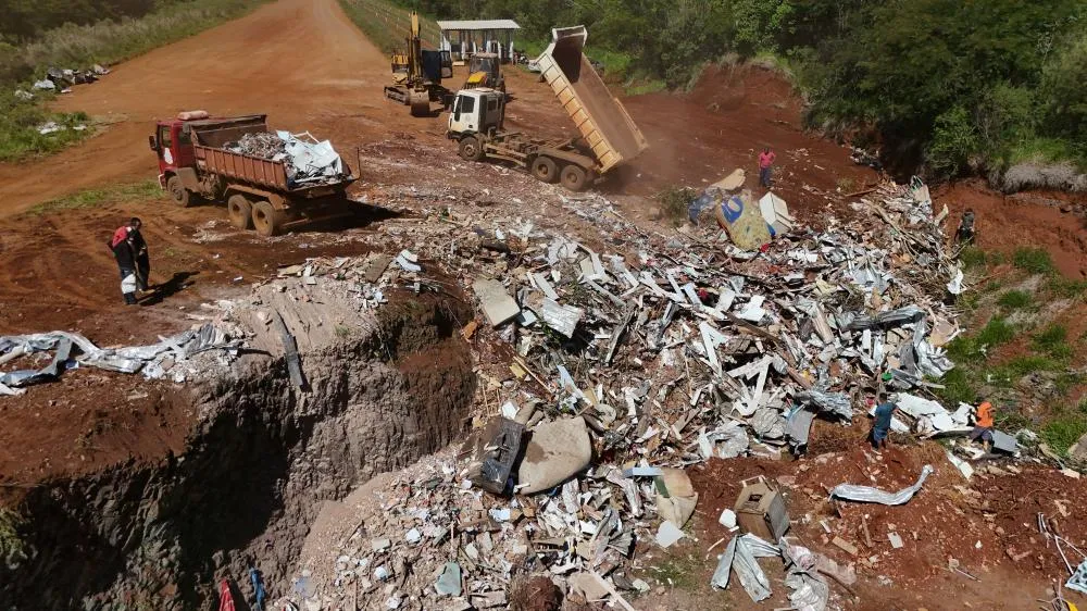 O antigo aeroporto de Rio Bonito do Iguaçu é utilizado como área de descarte e acondicionamento temporário dos entulhos gerados pelo tornado. Caminhões basculantes despejam resíduos sólidos não perigosos na cabeceira da antiga pista.