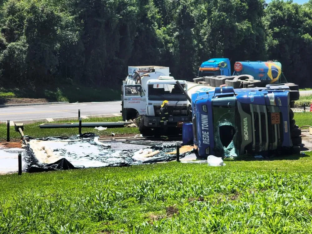 Caminhão com cerca de 50 mil litros de combustível tomba na BR-277 em Irati e provoca vazamento próximo à rodovia