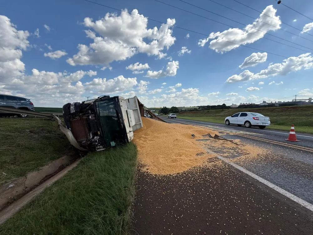 Caminhão carregado de milho tomba na BR-277 em Guarapuava e desvio é feito por viaduto no km 359