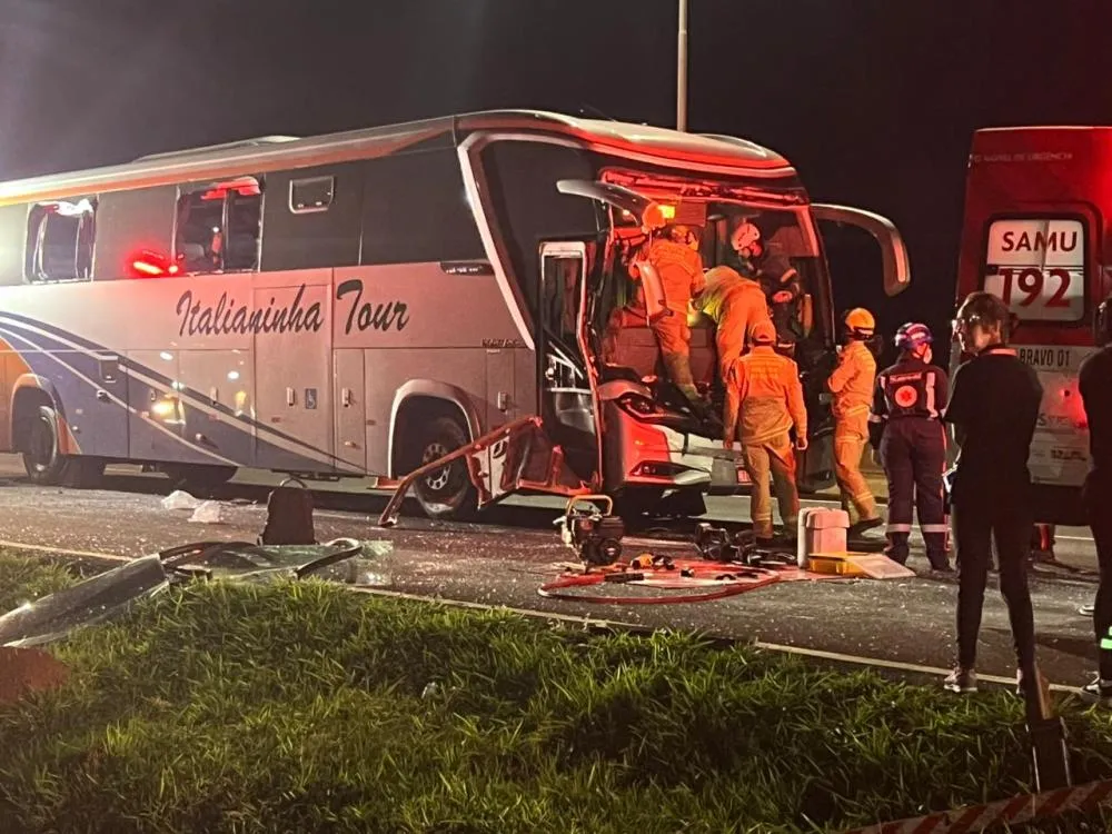 Equipes de resgate atenderam colisão entre ônibus e caminhão na BR-277, em Guarapuava, no km 344, na noite desta quarta-feira (4). Foto: Fabrício Eduardo/Portal do Paraná