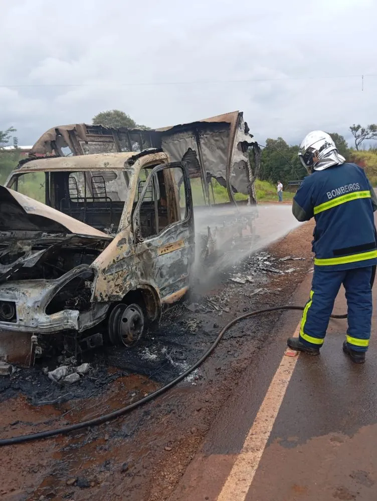 Incêndio em caminhão na PR-473 em Nova Laranjeiras mobiliza Bombeiros